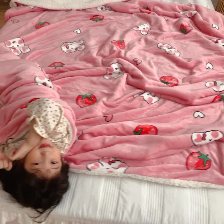 91家纺网 家纺一手货源 找家纺 川悦生活2020新款羊羔绒毯子卡通亲肤牛奶绒毛毯 日系草莓兔