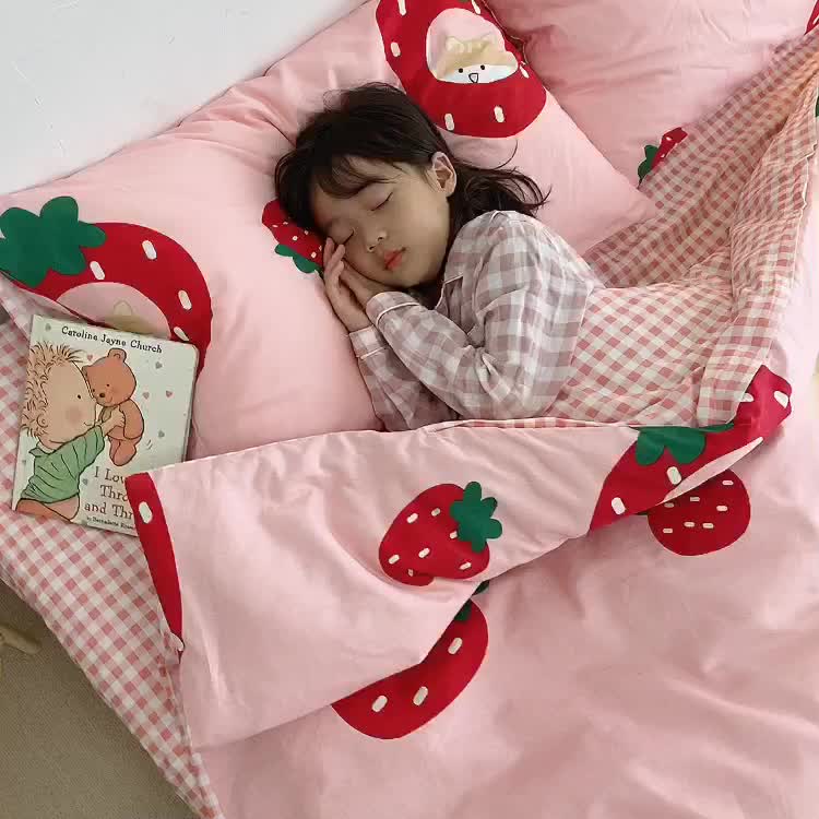 91家纺网 家纺一手货源 找家纺 星期八 2020新款全棉13070开学四件套 草莓熊