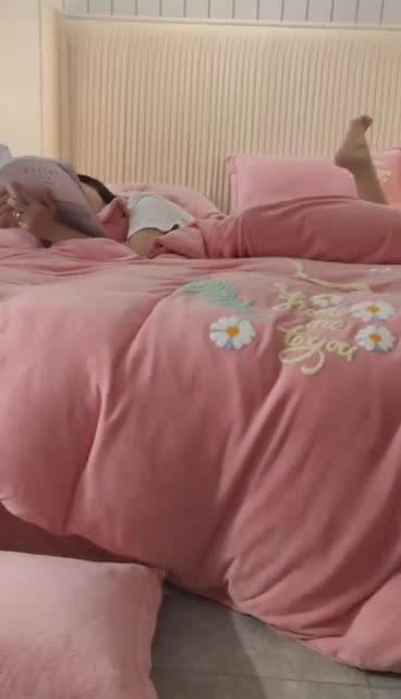 91家纺网 家纺一手货源 找家纺 恋佳 2020新款牛奶绒毛巾绣四件套 花飘带舞玉色