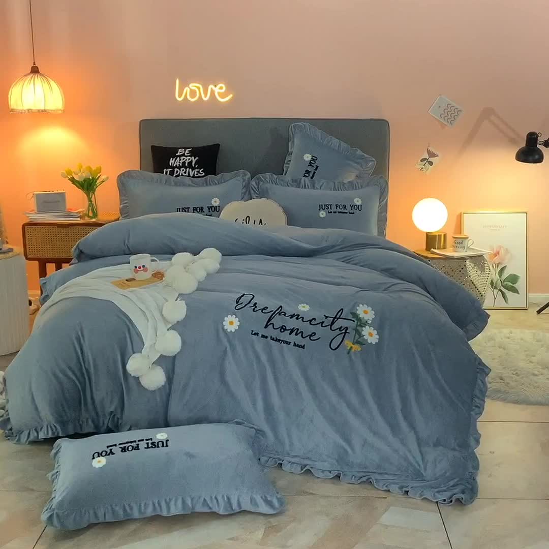 91家纺网 家纺一手货源 找家纺 唐人居 2025新款宝宝绒毛巾绣雏菊系列四件套 雏菊物语-灰