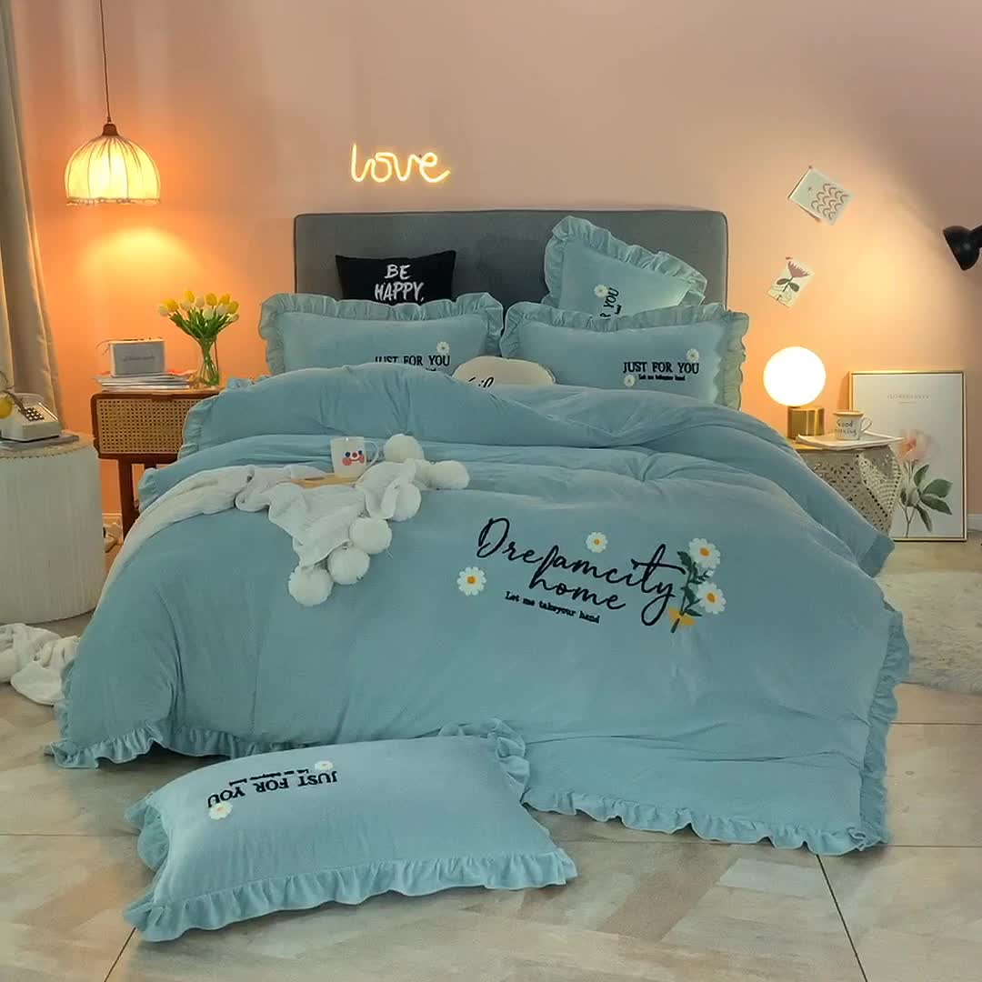 91家纺网 家纺一手货源 找家纺 唐人居 2025新款宝宝绒毛巾绣雏菊系列四件套雏菊物语-浅兰