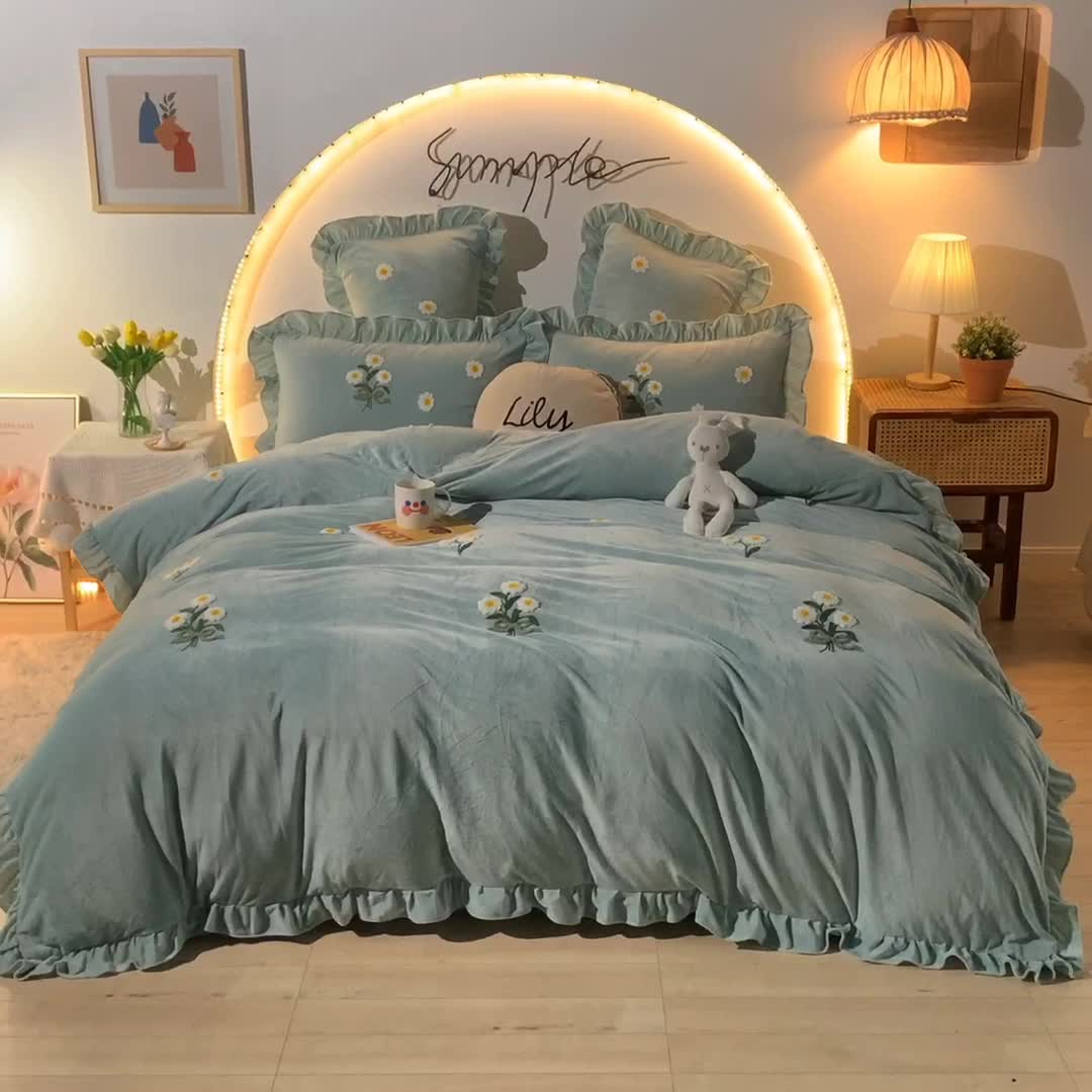 91家纺网 家纺一手货源 找家纺 唐人居 2025新款宝宝绒毛巾绣雏菊系列四件套冬恋雏菊-浅兰