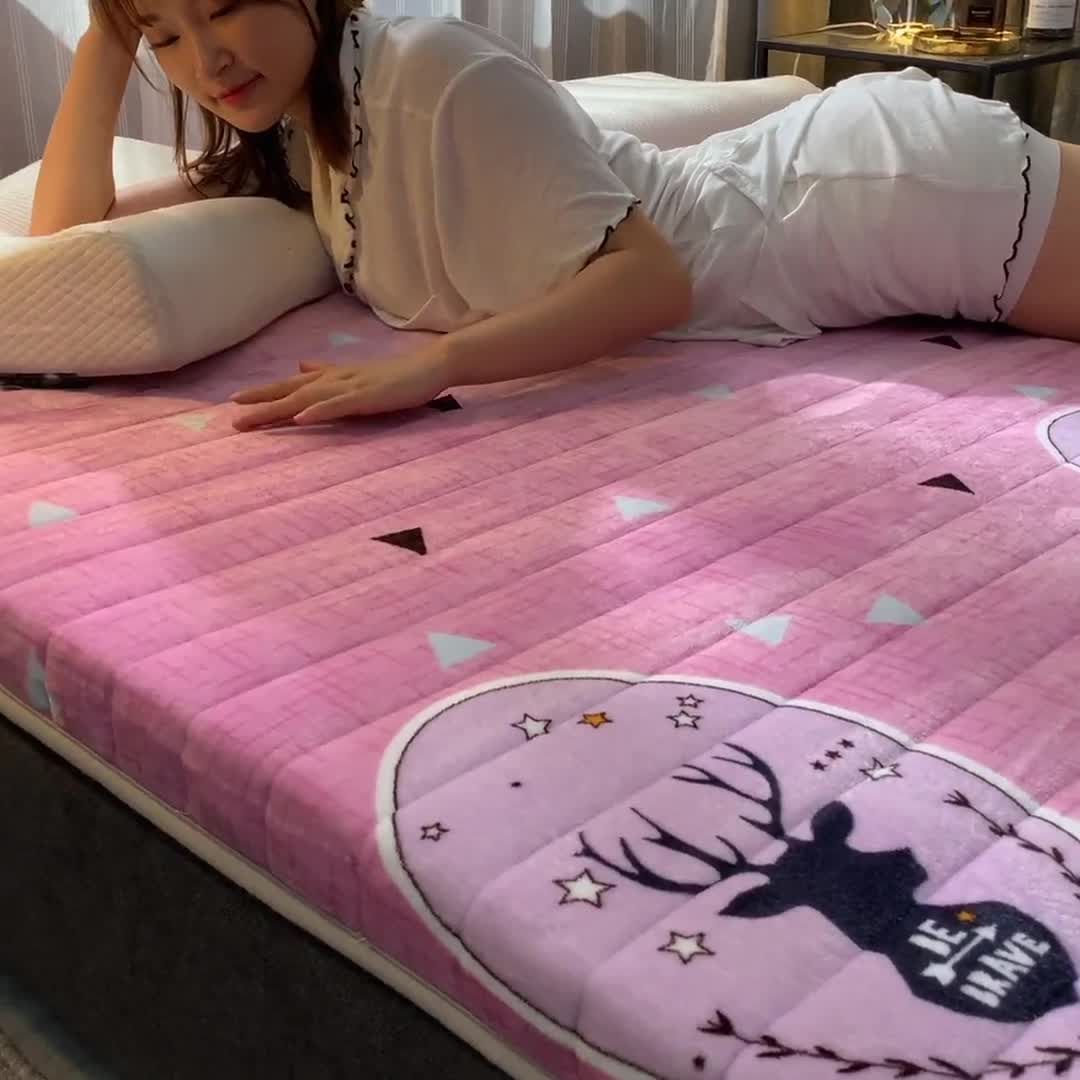 91家纺网 家纺一手货源 找家纺 富威堡 2023新款牛奶绒硬质棉床垫 一鹿为伴粉