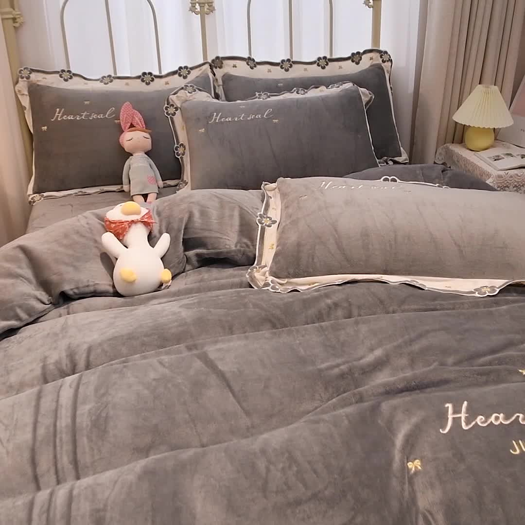 91家纺网 家纺一手货源 找家纺 安妮 2022新款朵拉牛奶绒刺绣四件套 烟灰色
