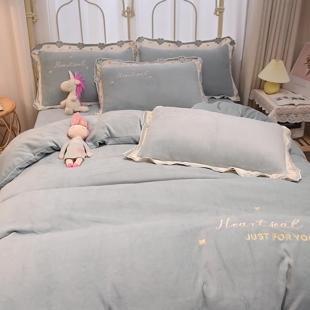 91家纺网 家纺一手货源 找家纺 安妮 2022新款朵拉牛奶绒刺绣四件套 慕蓝