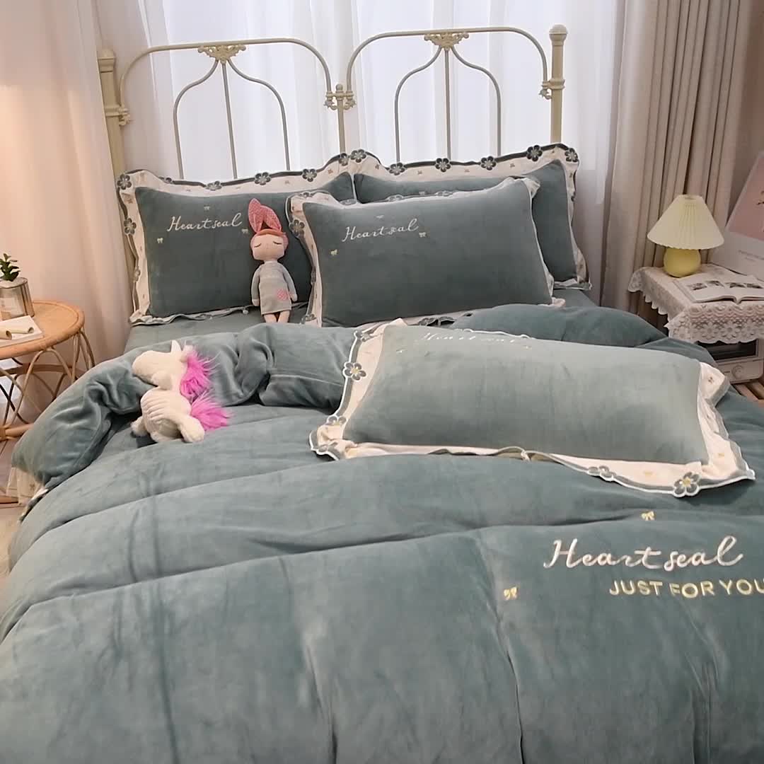 91家纺网 家纺一手货源 找家纺 安妮 2022新款朵拉牛奶绒刺绣四件套 橄榄绿