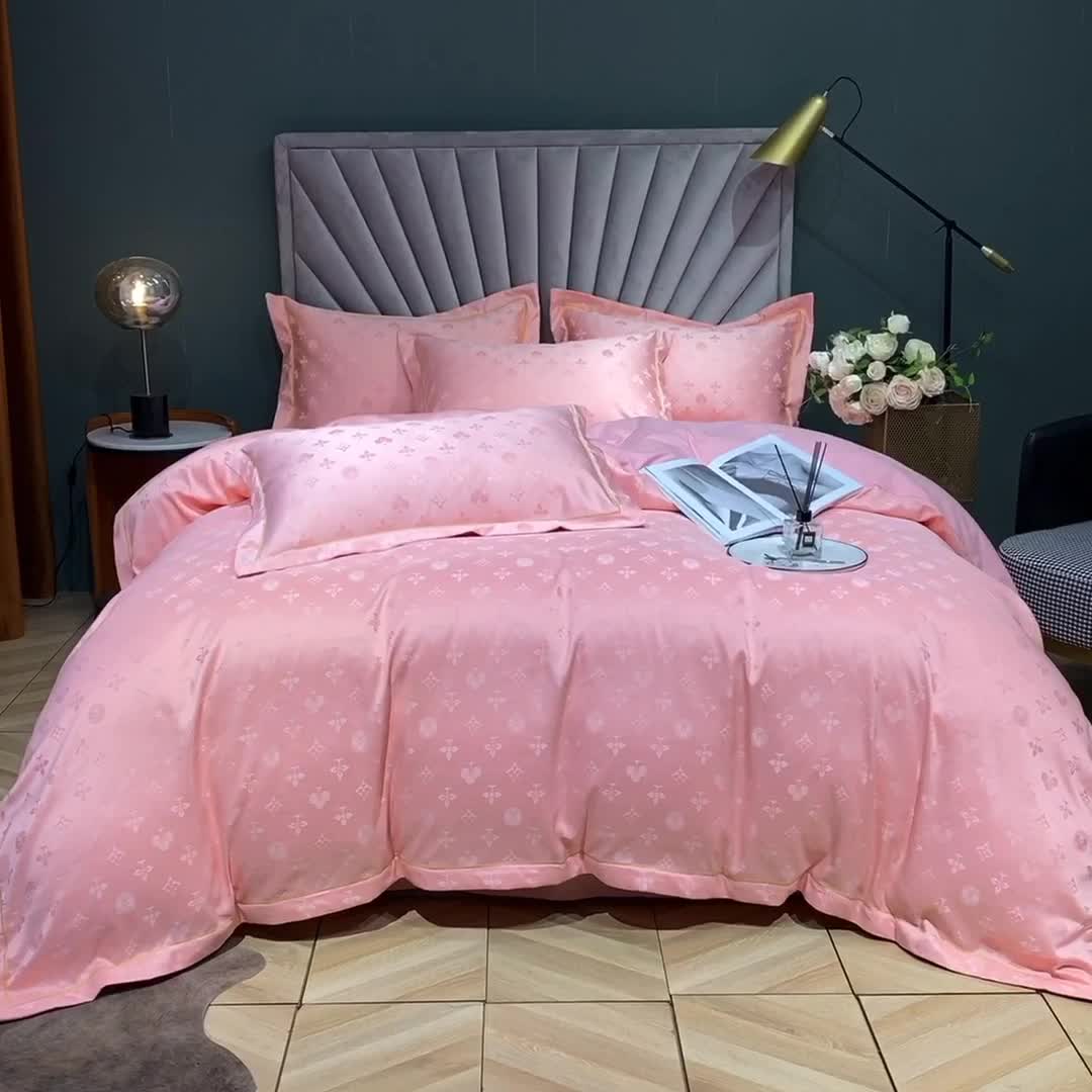 91家纺网 家纺一手货源 找家纺 眠帛家居全棉磨毛轻奢四件套A版贡缎提花B版全棉磨毛 爱维粉