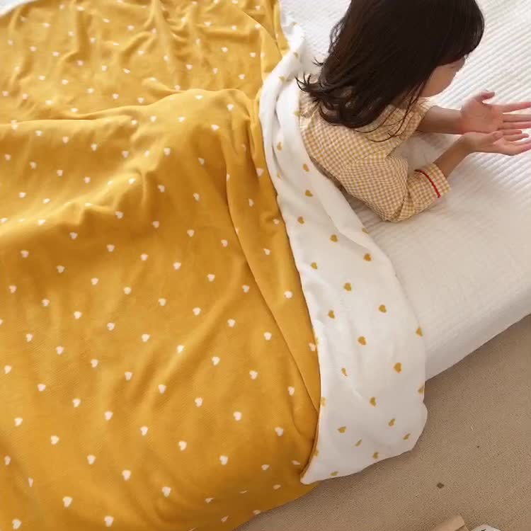 91家纺网 家纺一手货源 找家纺 星期八2020新款双层宝宝绒盖毯被毯子毛毯模特图 爱心黄