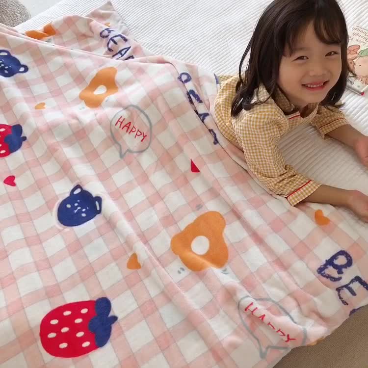 91家纺网 家纺一手货源 找家纺 星期八2020新款双层宝宝绒盖毯被毯子毛毯模特图 草莓格子