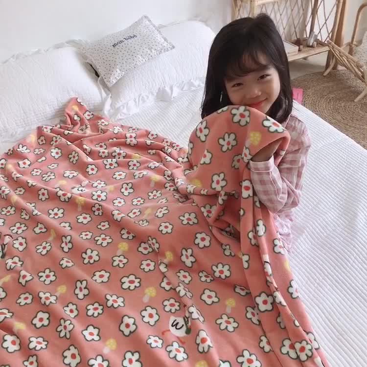 91家纺网 家纺一手货源 找家纺 星期八2020新款双层宝宝绒盖毯被毯子毛毯模特图 可爱小鹅