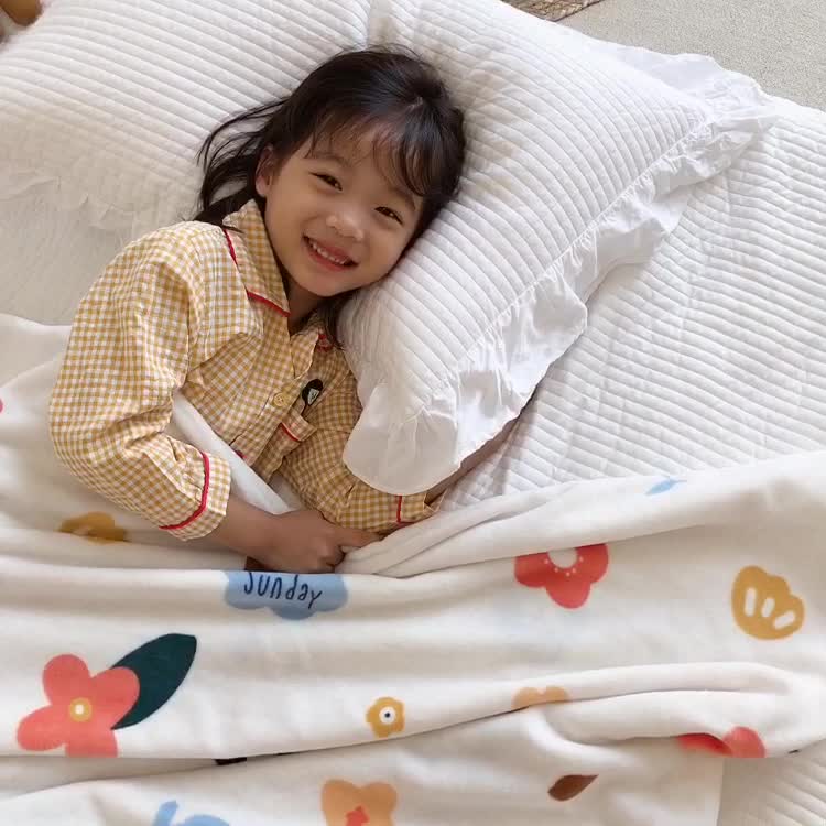 91家纺网 家纺一手货源 找家纺 星期八2020新款双层宝宝绒盖毯被毯子毛毯模特图 小熊花花