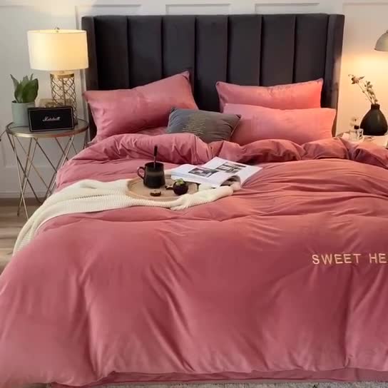 91家纺网 家纺一手货源 找家纺 琪格格 2020新款水晶绒简约款绣花四件套系列 你好爱情粉黛