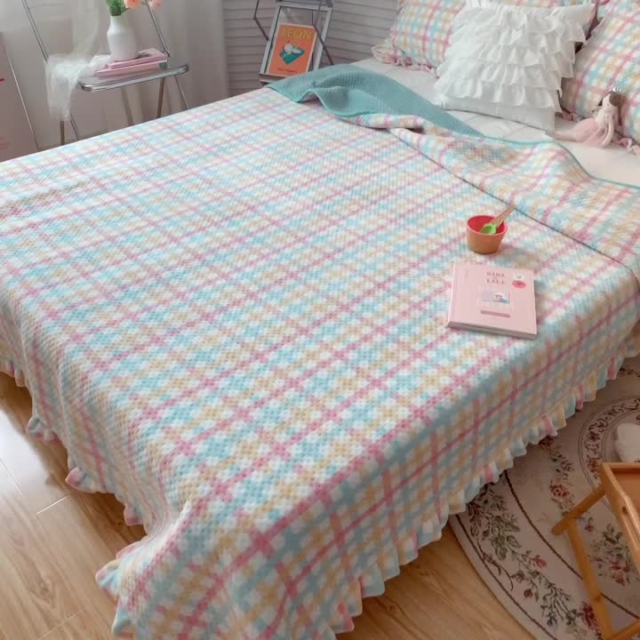 91家纺网 家纺一手货源 找家纺 星期八 2020新款奶油色花边牛奶绒床盖 格子绿