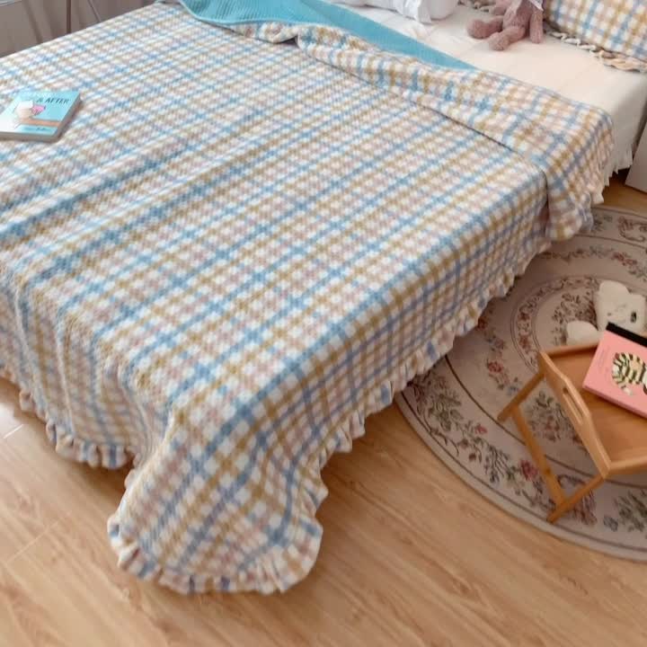 91家纺网 家纺一手货源 找家纺 星期八 2020新款奶油色花边牛奶绒床盖 格子蓝