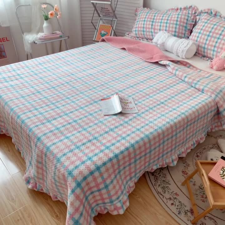 91家纺网 家纺一手货源 找家纺 星期八 2020新款奶油色花边牛奶绒床盖 格子粉