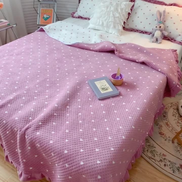 91家纺网 家纺一手货源 找家纺 星期八 2020新款奶油色花边牛奶绒床盖 爱心紫