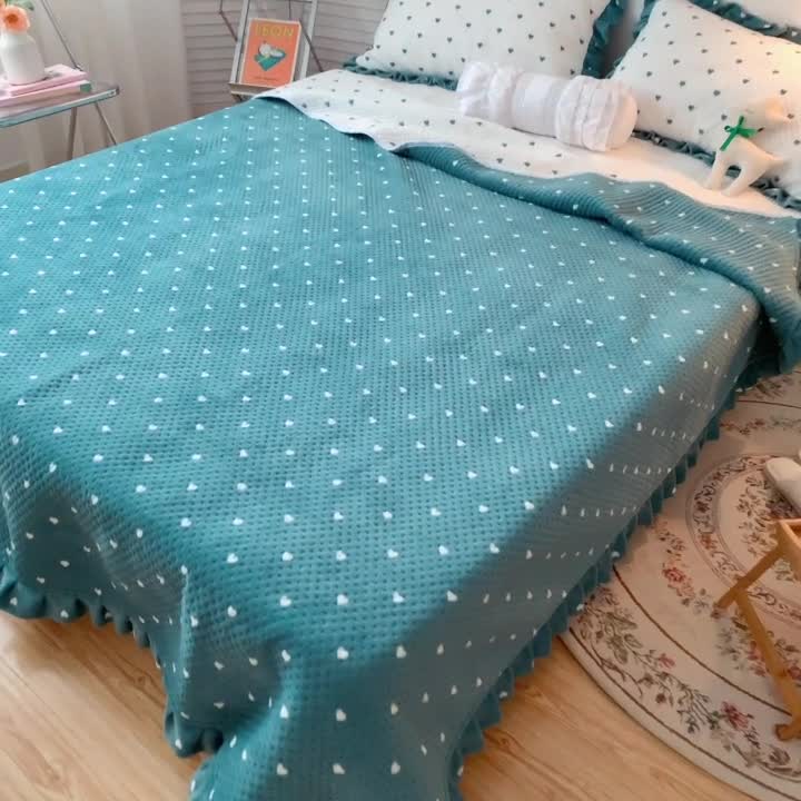 91家纺网 家纺一手货源 找家纺 星期八 2020新款奶油色花边牛奶绒床盖 爱心绿