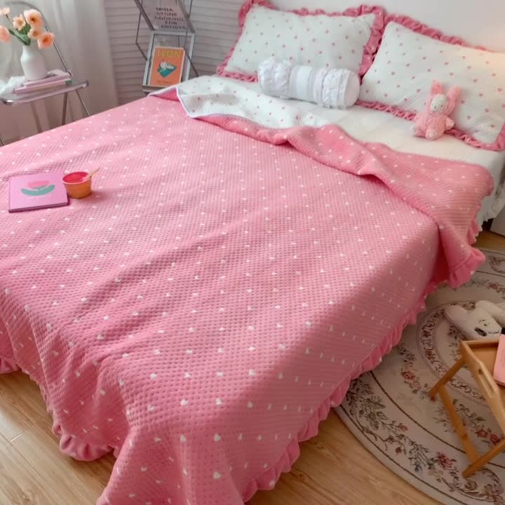 91家纺网 家纺一手货源 找家纺 星期八 2020新款奶油色花边牛奶绒床盖 爱心粉