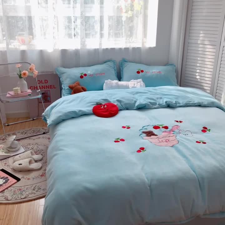 91家纺网 家纺一手货源 找家纺 星期八2020新款230g双面小熊系列牛奶绒四件套 冰激凌熊蓝