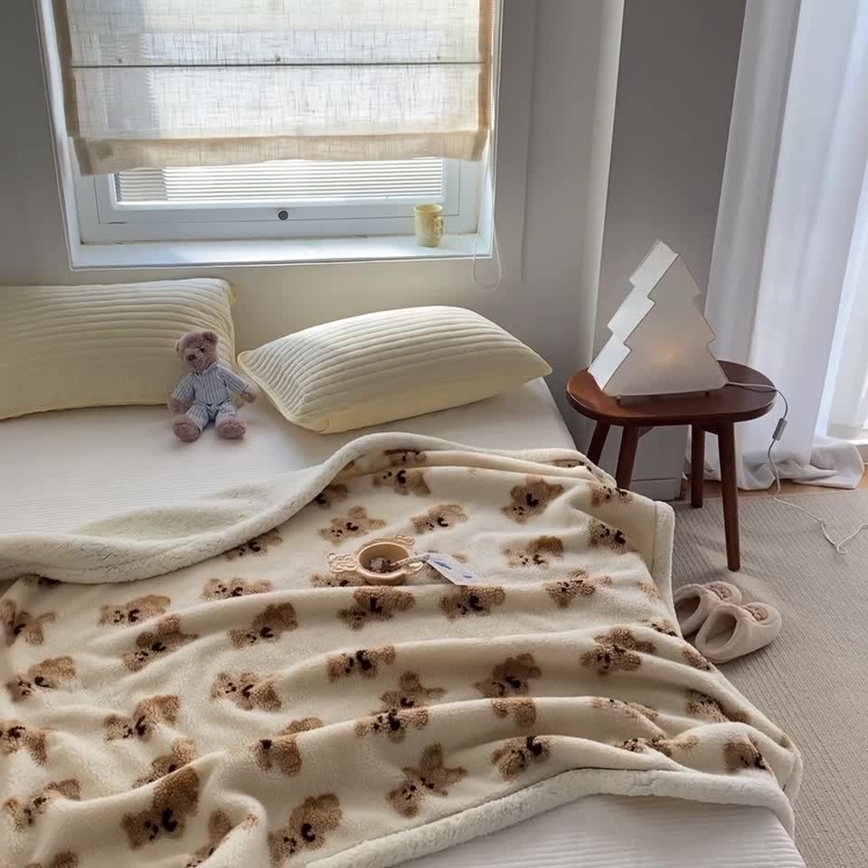 91家纺网 家纺一手货源 找家纺 萝莉家纺 2021新款小熊双面羊羔绒暖肤毯 熊-米白