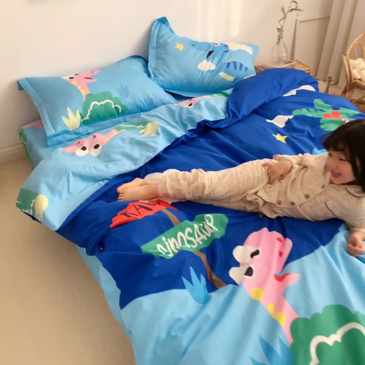 91家纺网 家纺一手货源 找家纺 金爱家 2021新款13372卡通全棉四件套 独家恐龙森林蓝
