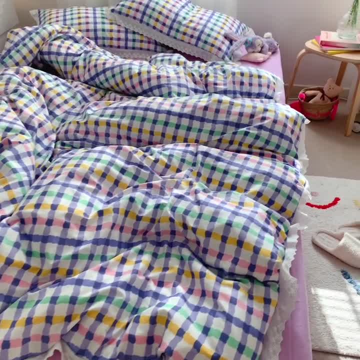 91家纺网 家纺一手货源 找家纺 艾沁 2021新款纯棉彩色条格刺绣花边系列四件套 紫条格