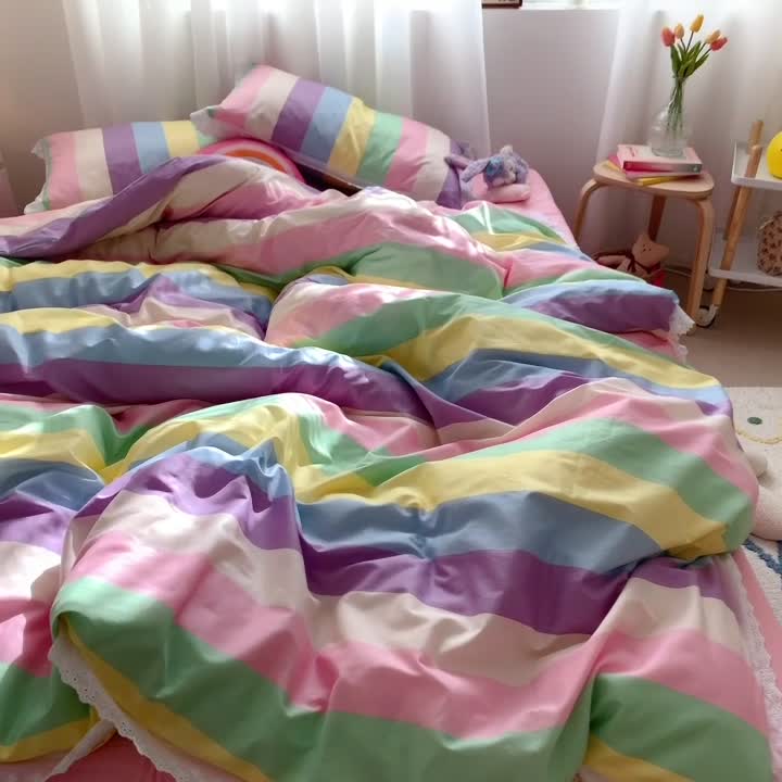 91家纺网 家纺一手货源 找家纺 艾沁 2021新款纯棉彩色条格刺绣花边系列四件套 彩条