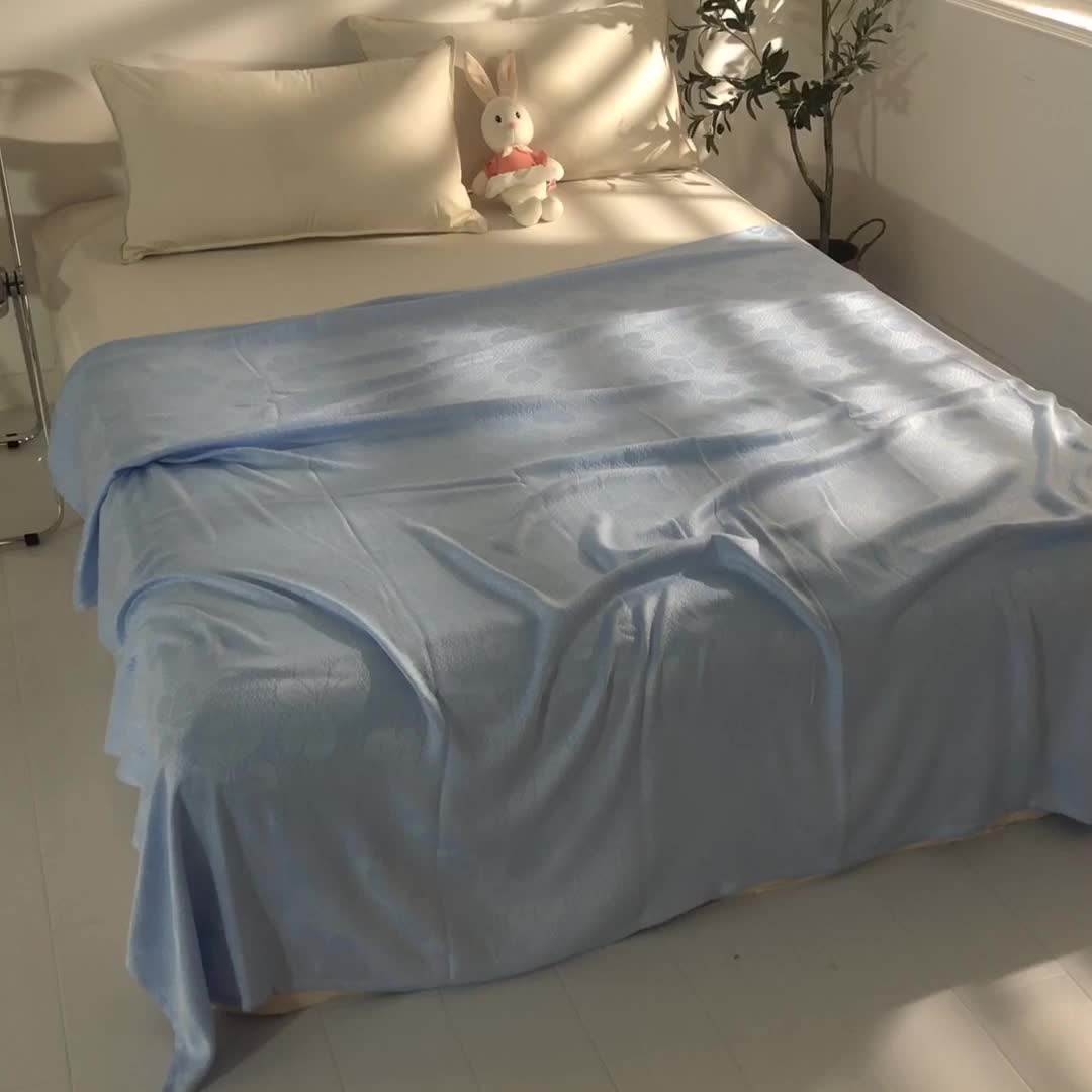 91家纺网 家纺一手货源 找家纺 （总）首爱家纺 2025新款经典款六叶草竹纤维盖毯