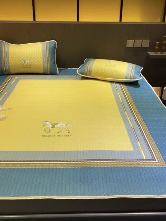 91家纺网 家纺一手货源 找家纺 凡客 2022春夏新款大版数码印花凉感丝乳胶凉席三件套 蓝梦