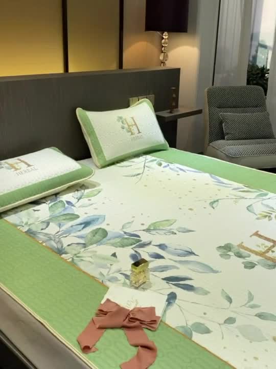 91家纺网 家纺一手货源 找家纺 凡客 2022春夏新款大版数码印花凉感丝乳胶凉席三件套 绿芽