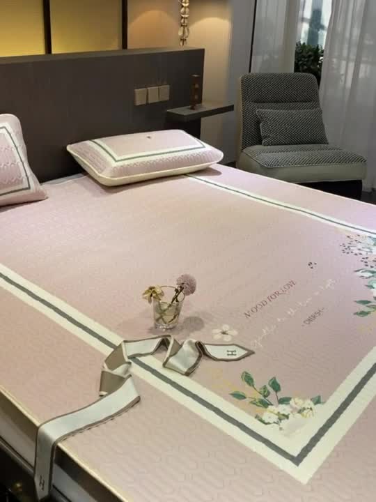 91家纺网 家纺一手货源 找家纺 凡客 2022春夏新款大版数码印花凉感丝乳胶凉席三件套 浅香