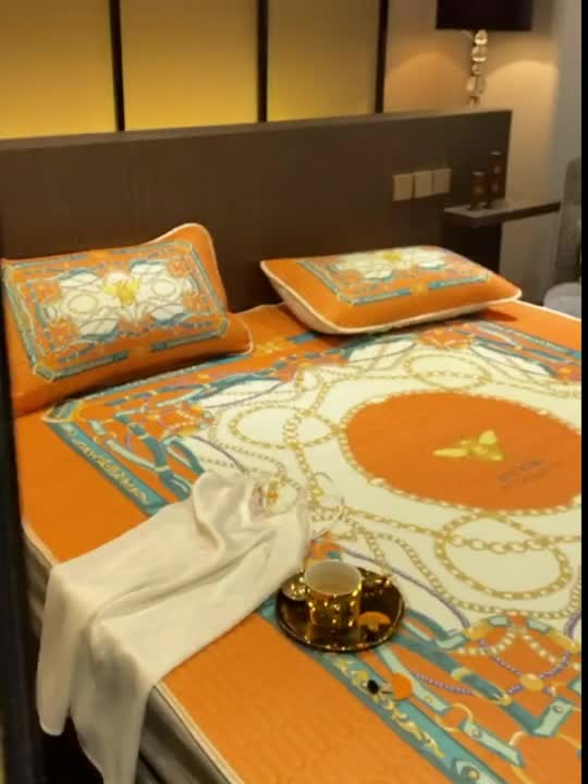 91家纺网 家纺一手货源 找家纺 凡客 2022春夏新款大版数码印花凉感丝乳胶凉席三件套 倾城