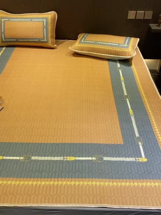 91家纺网 家纺一手货源 找家纺 凡客 2022春夏新款大版数码印花凉感丝乳胶凉席三件套 鹊桥