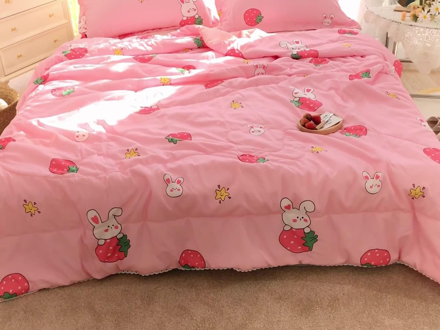 91家纺网 家纺一手货源 找家纺 慕尚 2025新款水洗棉夏被实拍图 草莓兔兔