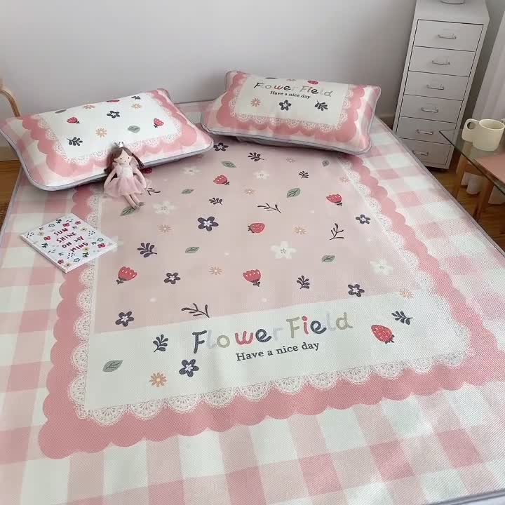 91家纺网 家纺一手货源 找家纺 川悦生活 直播供货2021新款小清新大版冰丝席卡通凉席三件套花花世界