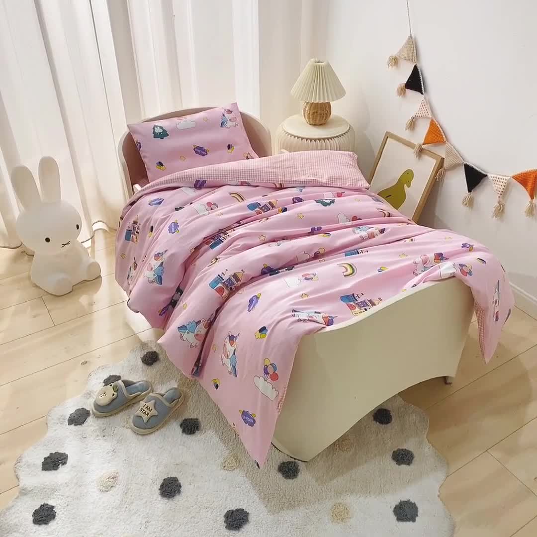 91家纺网 家纺一手货源 找家纺 鱼宝 2021新款60贡缎长绒棉婴童多件套 城堡乐园