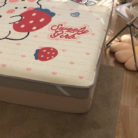 91家纺网 家纺一手货源 找家纺 慕尚2025实拍图大版乳胶席 草莓小兔