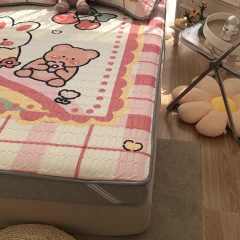 91家纺网 家纺一手货源 找家纺 慕尚2025实拍图大版乳胶席 樱桃熊兔