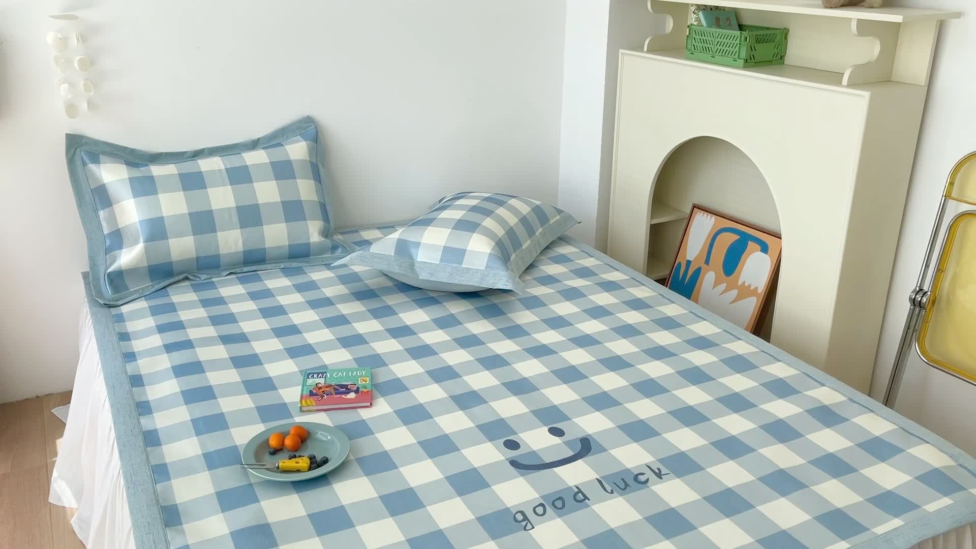 91家纺网 家纺一手货源 找家纺 时年 2021新款水洗养生冰丝凉席 蓝格笑脸