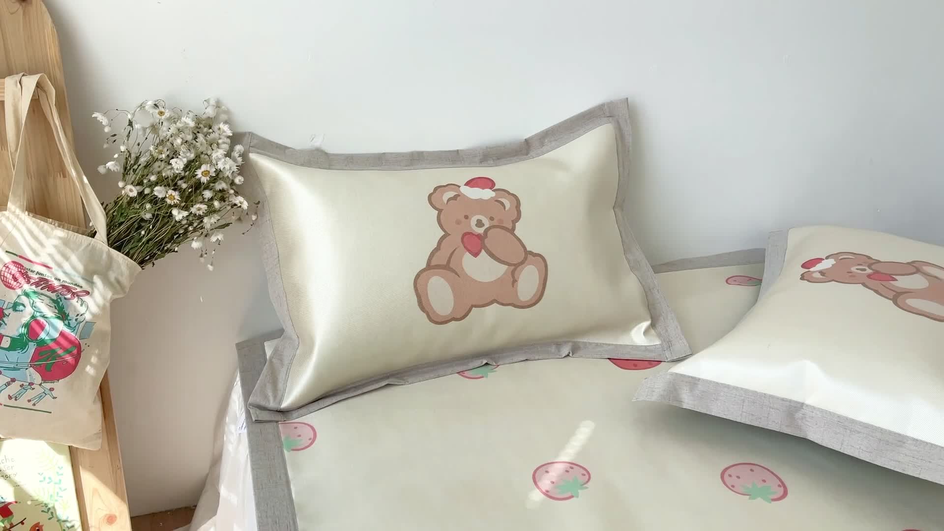 91家纺网 家纺一手货源 找家纺 时年 2021新款水洗养生冰丝凉席 礼物熊