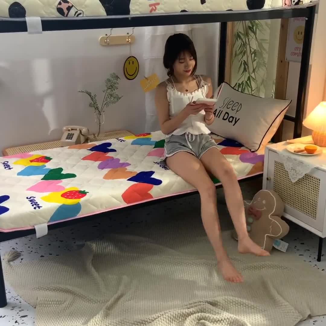 91家纺网 家纺一手货源 找家纺 寐珂 2025新款全棉大豆纤维床垫学生款 爱心草莓