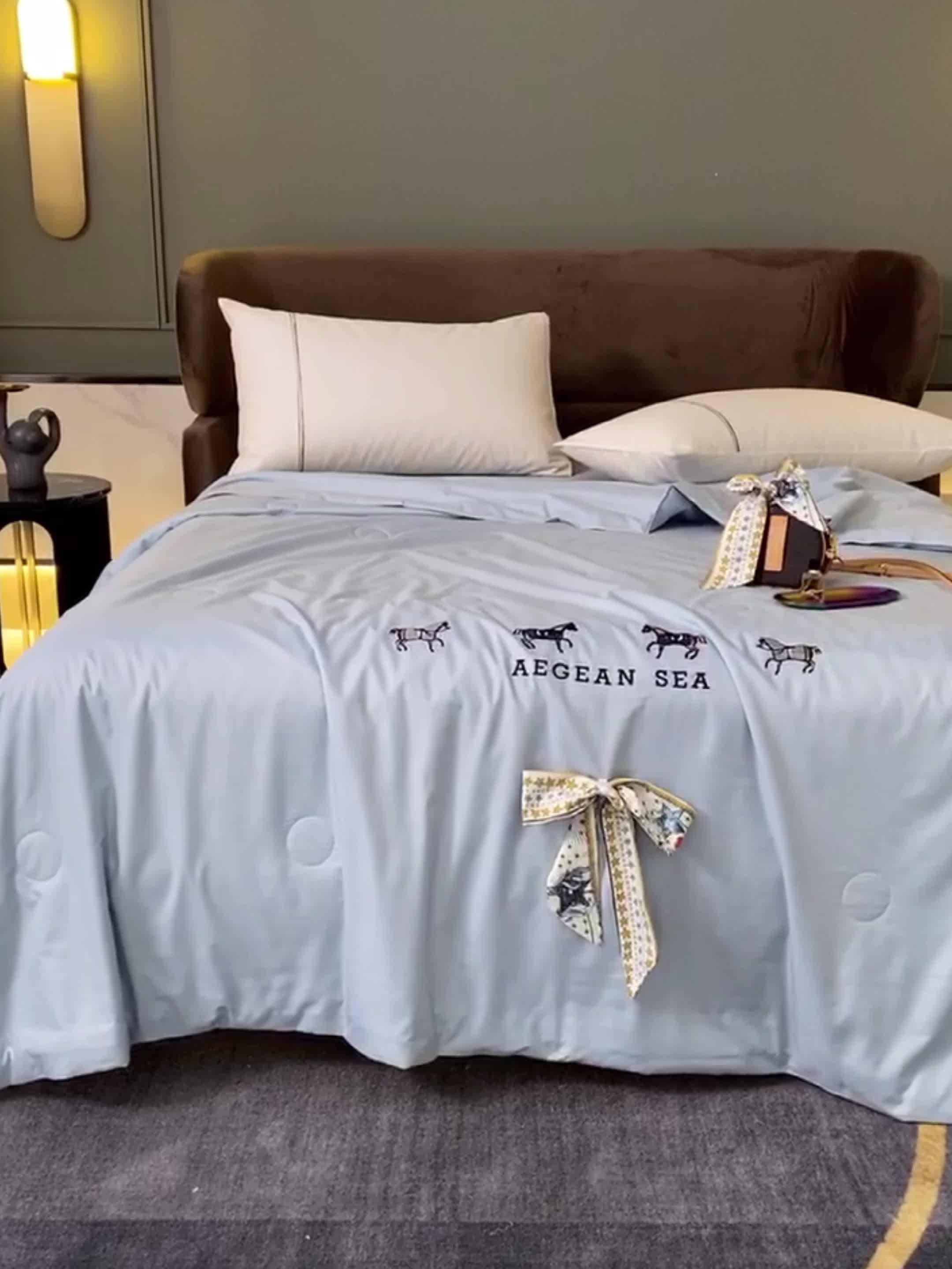 91家纺网 家纺一手货源 找家纺 凡客 2021春夏新款水洗真丝丝巾夏被 凡尔赛（天蓝）