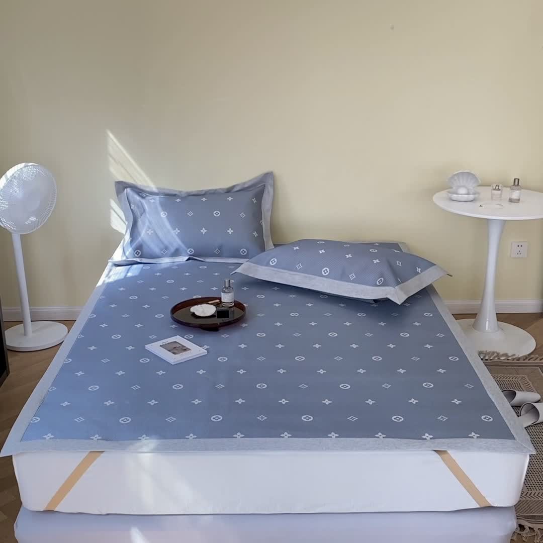 91家纺网 家纺一手货源 找家纺 时年家纺 2021新款水洗冰露丝养生凉席数码印花-轻奢 四叶草