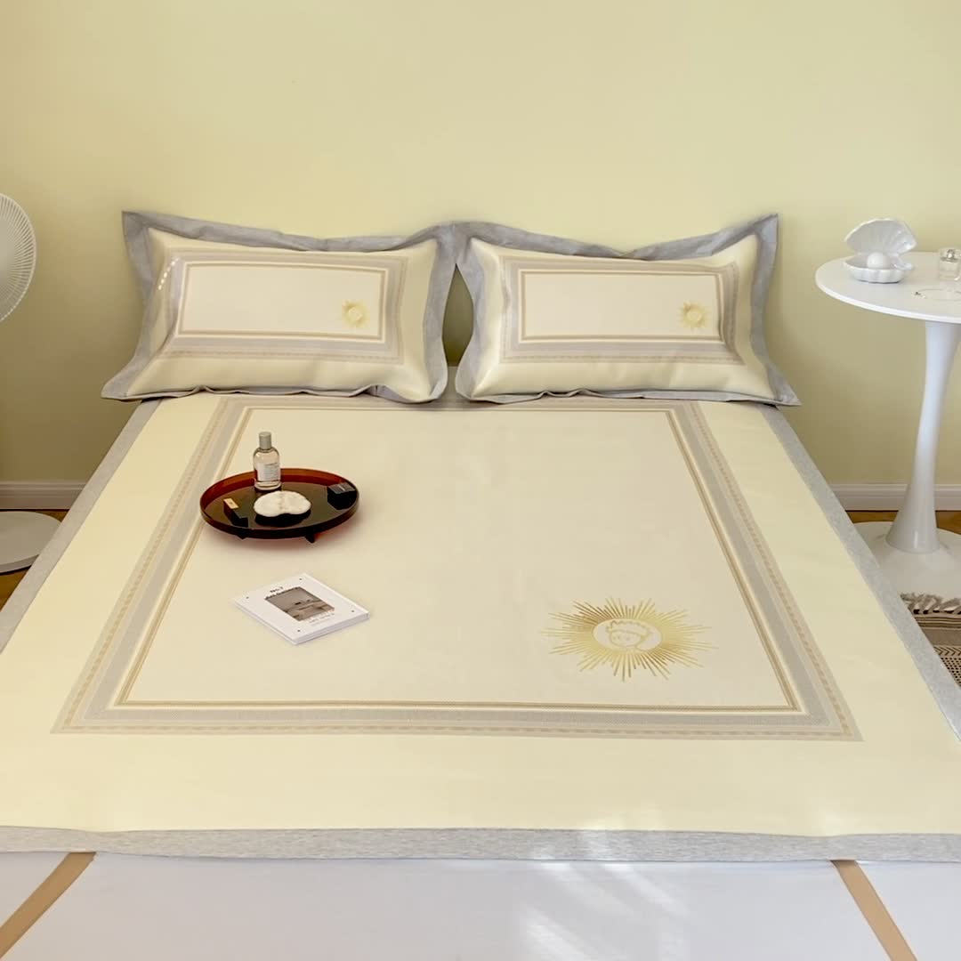 91家纺网 家纺一手货源 找家纺 时年家纺 2021新款水洗冰露丝养生凉席数码印花-轻奢 小幸运黄