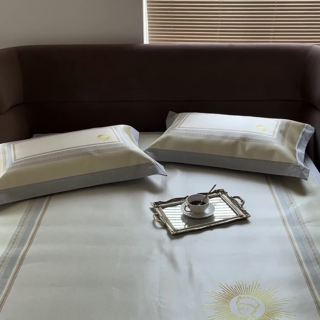 91家纺网 家纺一手货源 找家纺 时年2021新款水洗冰露丝养生凉席数码印花轻奢风格二小幸运黄2