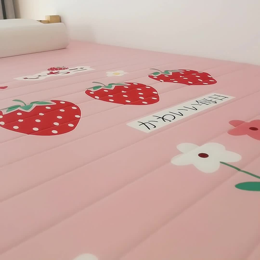 91家纺网 家纺一手货源 找家纺 2025新款大版数码印花亲肤磨毛床垫 学生版 草莓朵朵