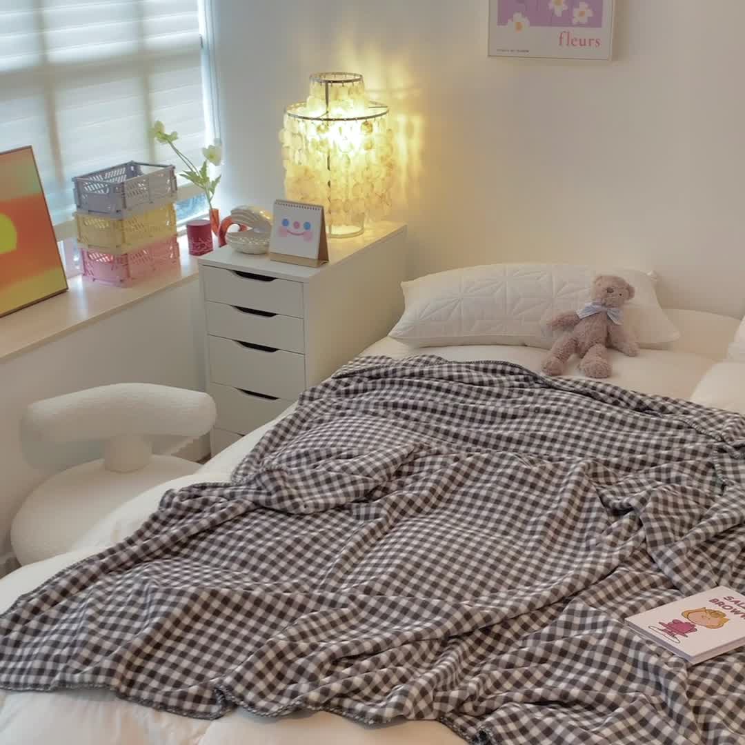 91家纺网 家纺一手货源 找家纺 澳萝拉2021新款小清新牛奶绒双层盖毯毛毯法莱绒雪花绒黑白格