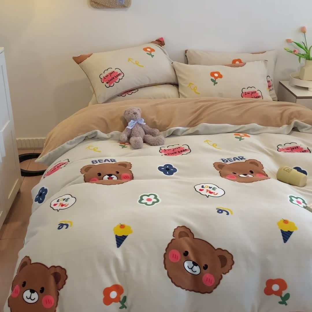 91家纺网 家纺一手货源 找家纺 澳萝拉2021高克重卡通清新牛奶绒四件套水晶法莱绒 奶油熊