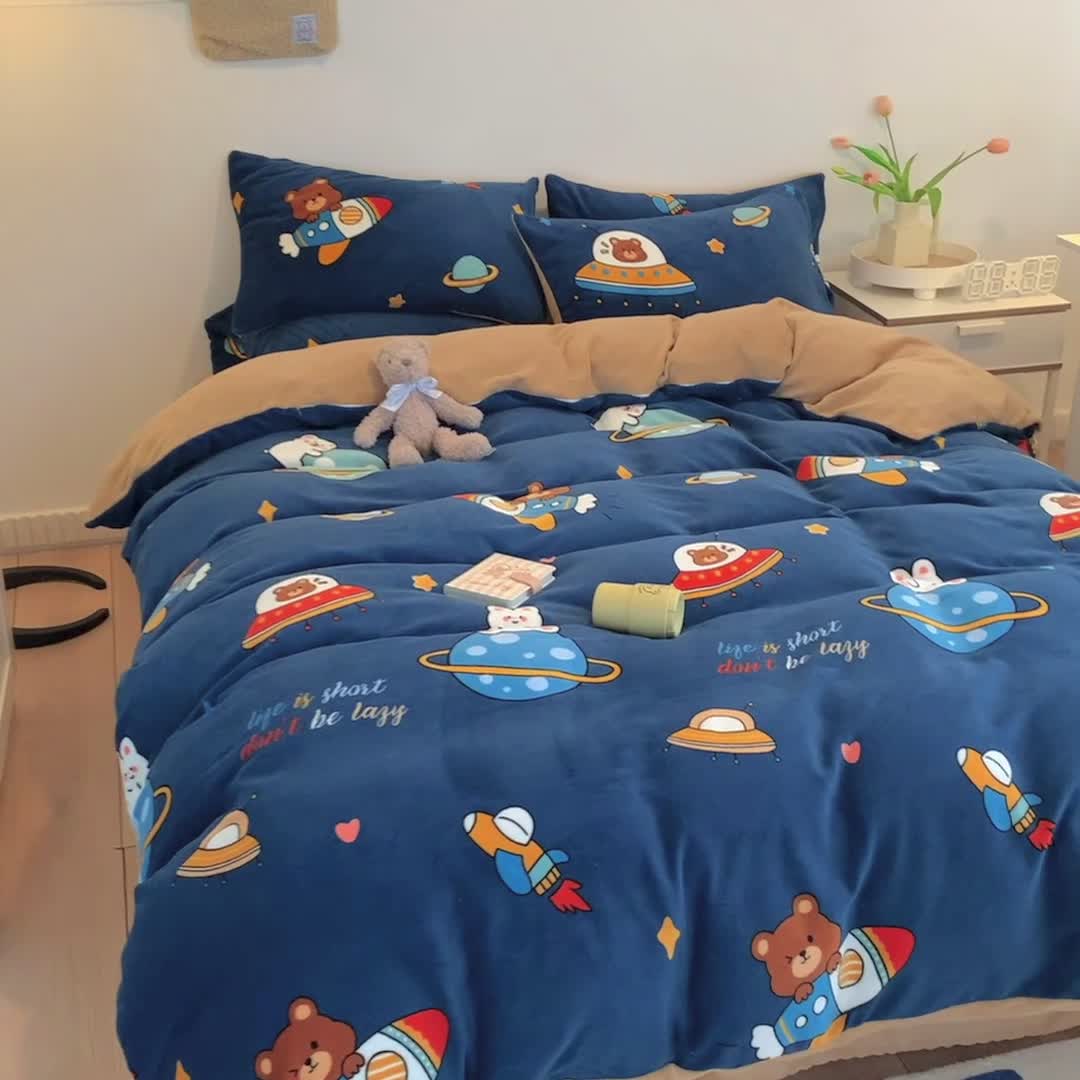 91家纺网 家纺一手货源 找家纺 澳萝拉高克重卡通清新牛奶绒四件套水晶法莱绒星际幻想蓝