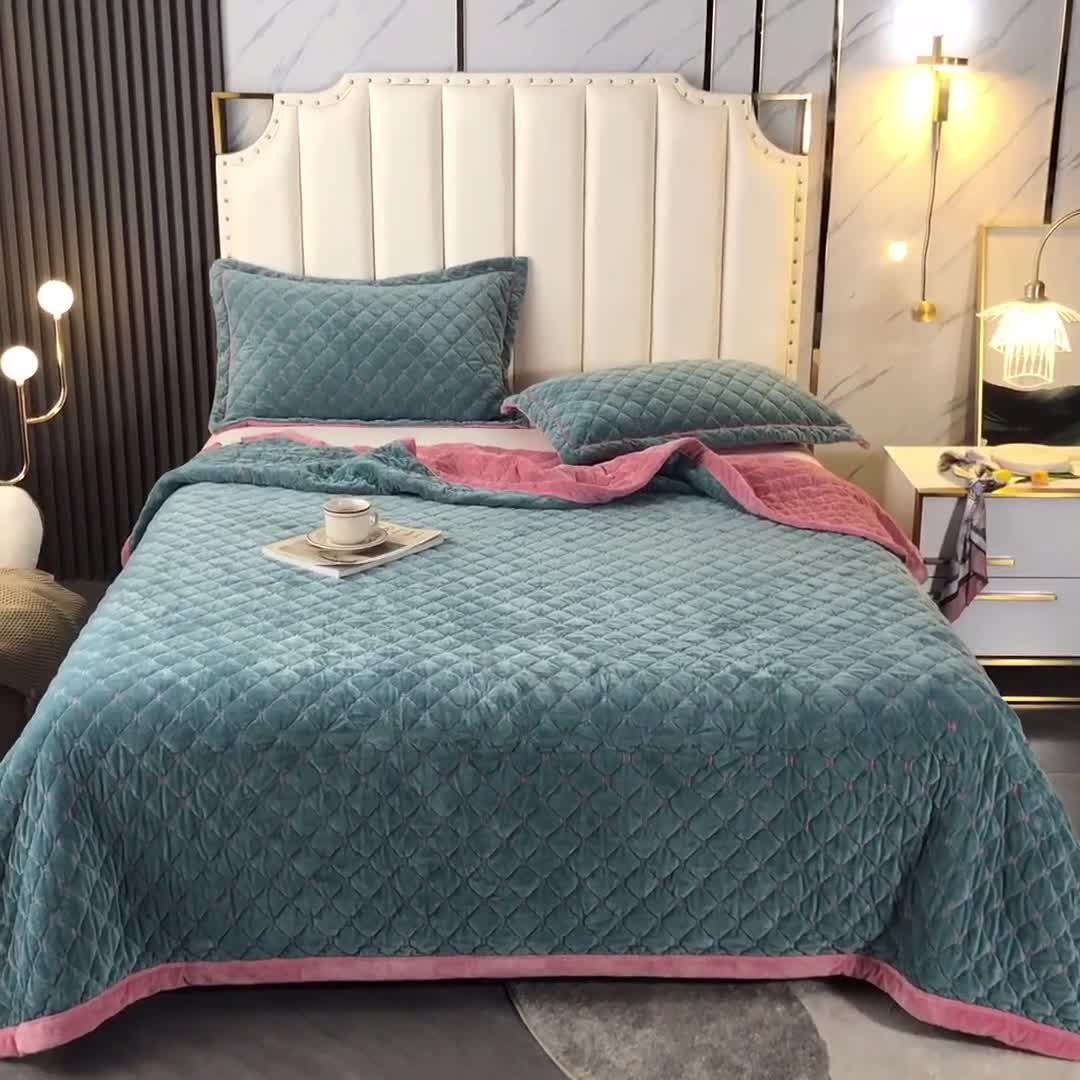 91家纺网 家纺一手货源 找家纺 卡奥家纺2021水晶绒绣花毛毯盖被双层夹棉加厚床盖仙草绿+粉